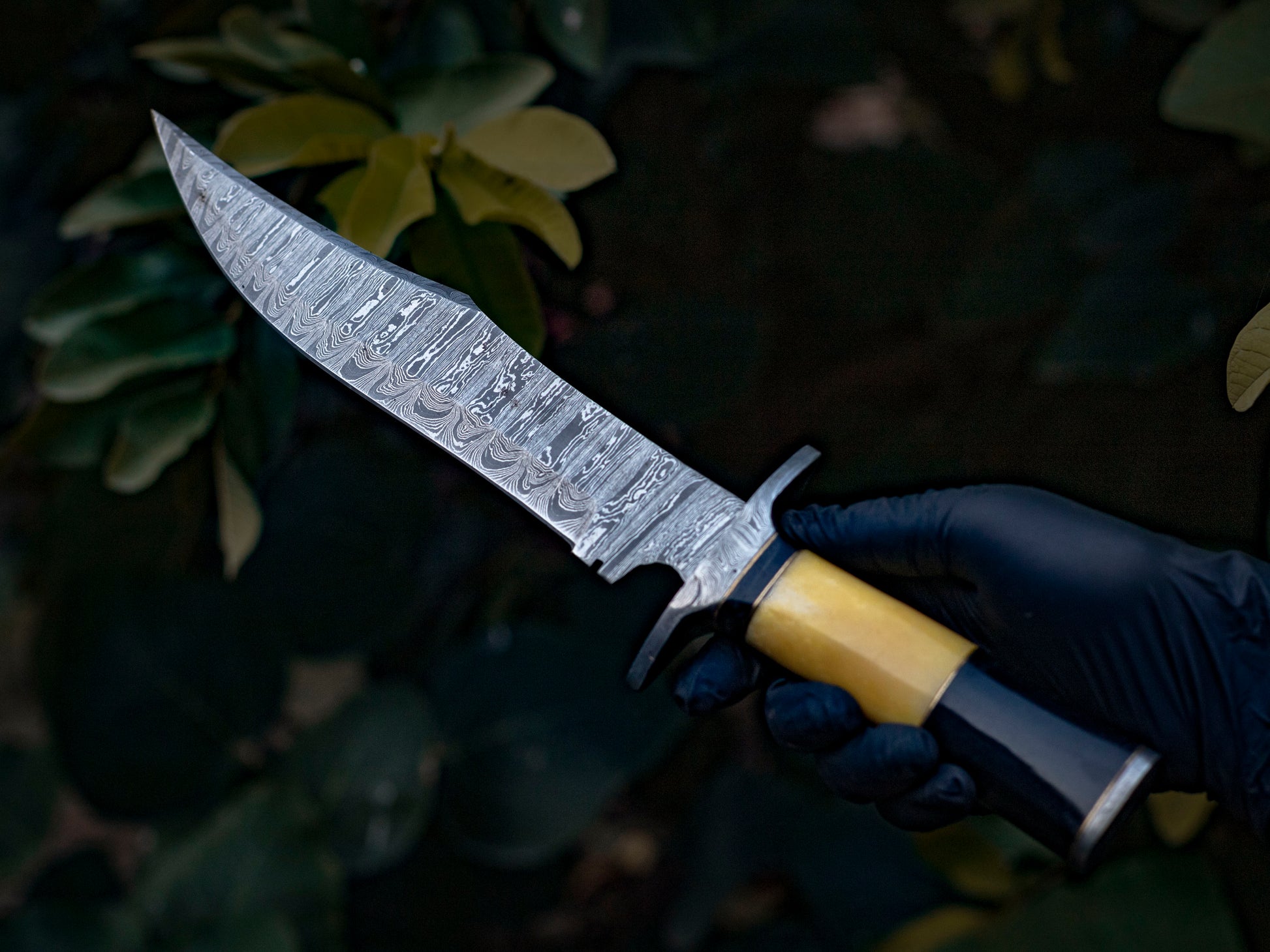 The Hornet's Strike: Hand-Forged Damascus Steel Bowie Knife with Brass and Bone Handle - Wildland Blades