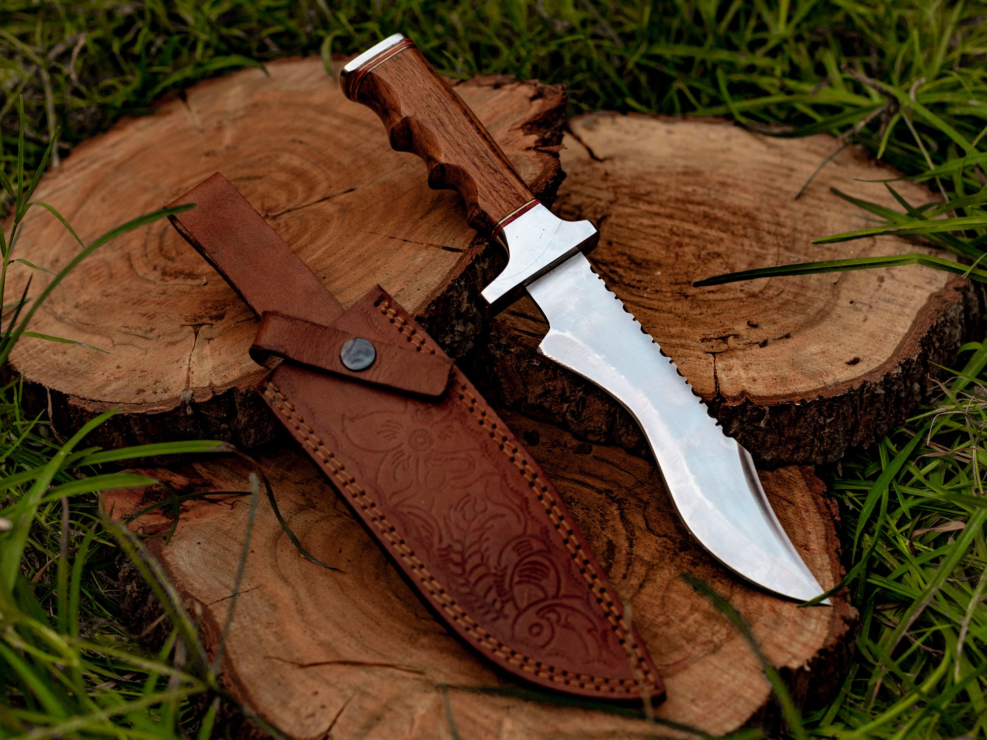 The Wolf’s Claw: D2 Steel Bowie Knife with Sculpted Wood Handle - Wildland Blades